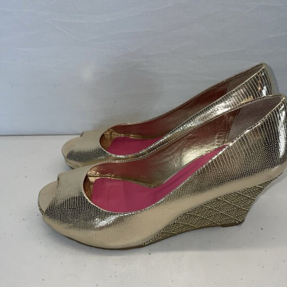 Lilly Pulitzer Sz 7.5 Gold Resort Chic Peep Toe Wedge Pumps Womens Shoes Leather - Picture 3 of 8
